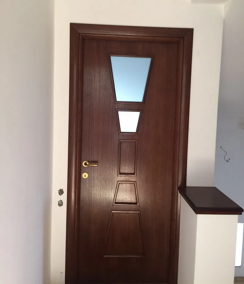 Ușă cu decupaj decorativ trapezoidal din sticlă mată
