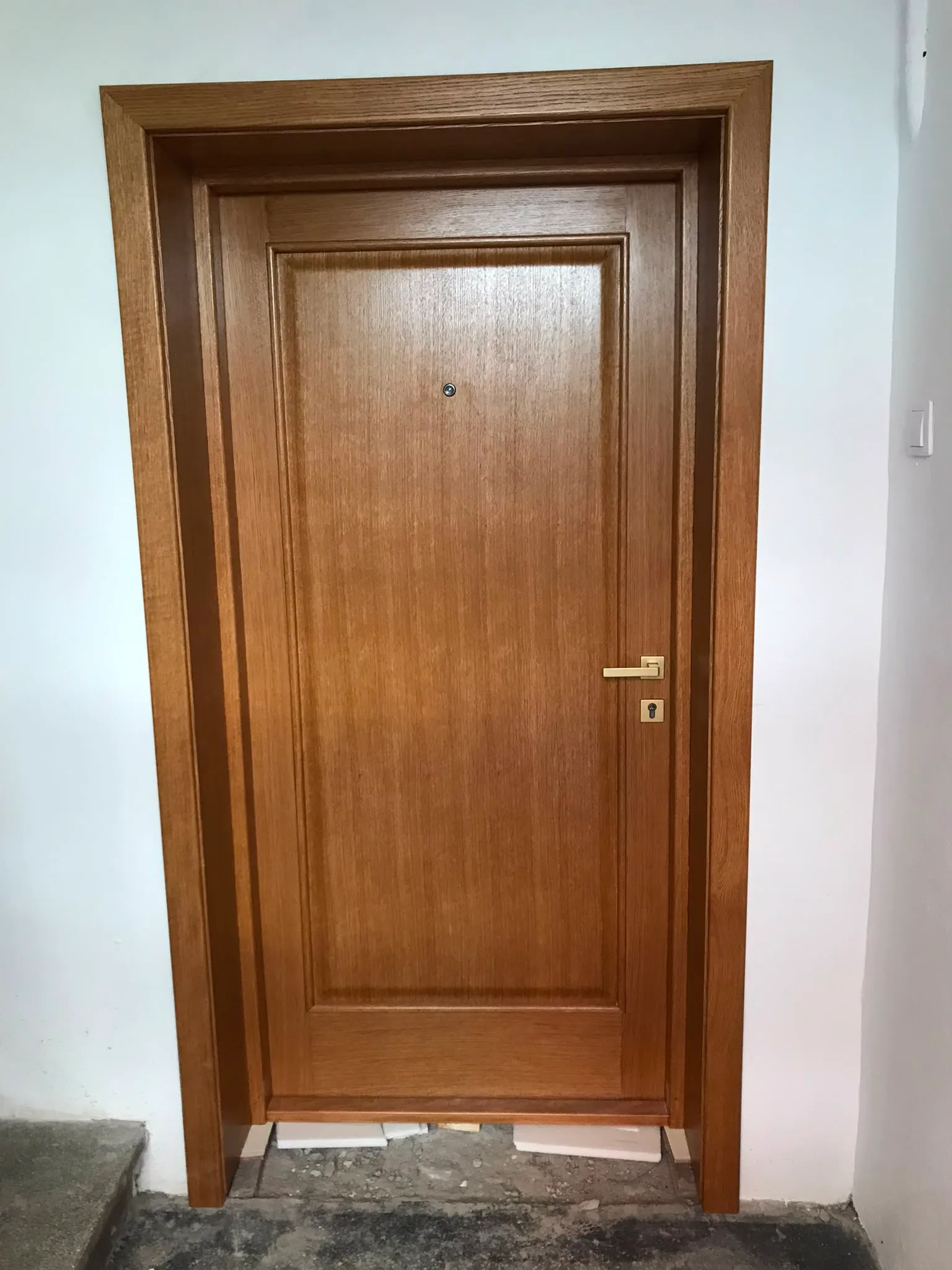 Ușă de interior din stejar auriu, cu toc și pervaz asortate