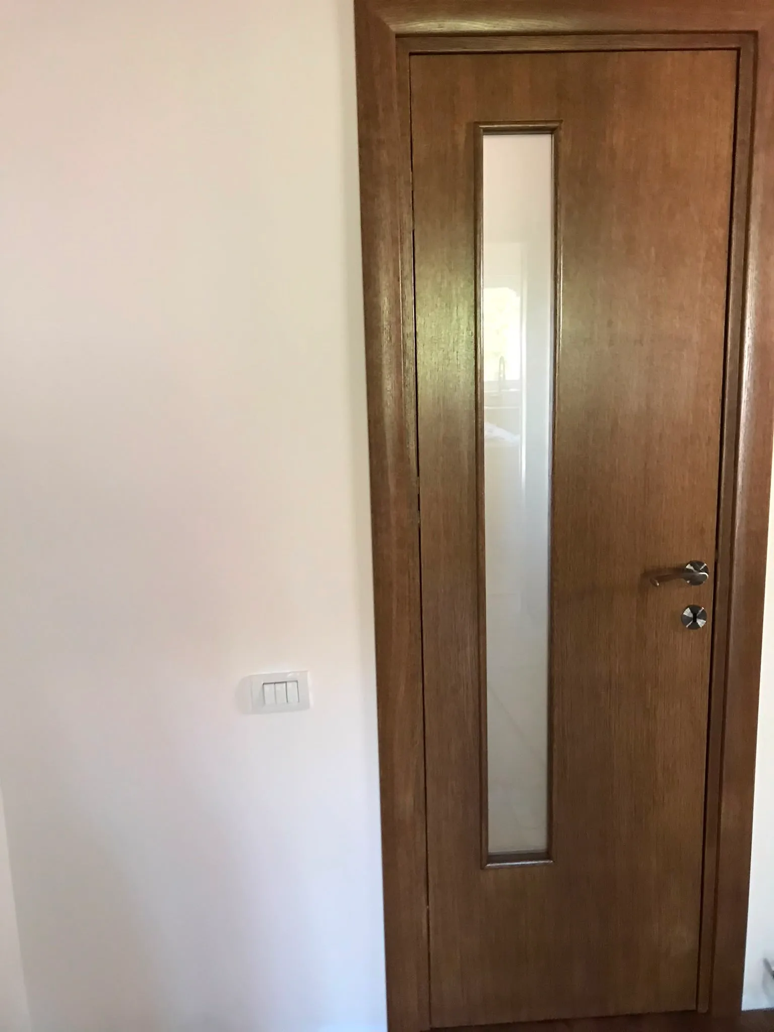 Ușă modernă din lemn wenge, cu insert vertical din sticlă mată